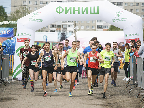 Зеленый марафон сбербанка. Снимок группы бегущих молодых людей во время забега